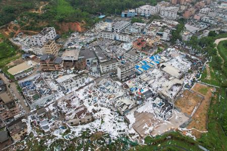 　竜巻の影響で損壊した建物＝２８日、中国広東省広州市白雲区（共同）