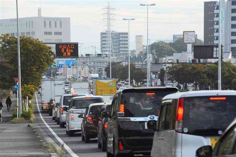国道57号（東バイパス）の朝の交通渋滞＝昨年11月、熊本市東区（河内正一郎）