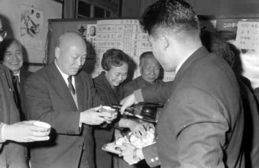 当選の祝杯を受ける寺本知事夫妻＝1967年1月15日