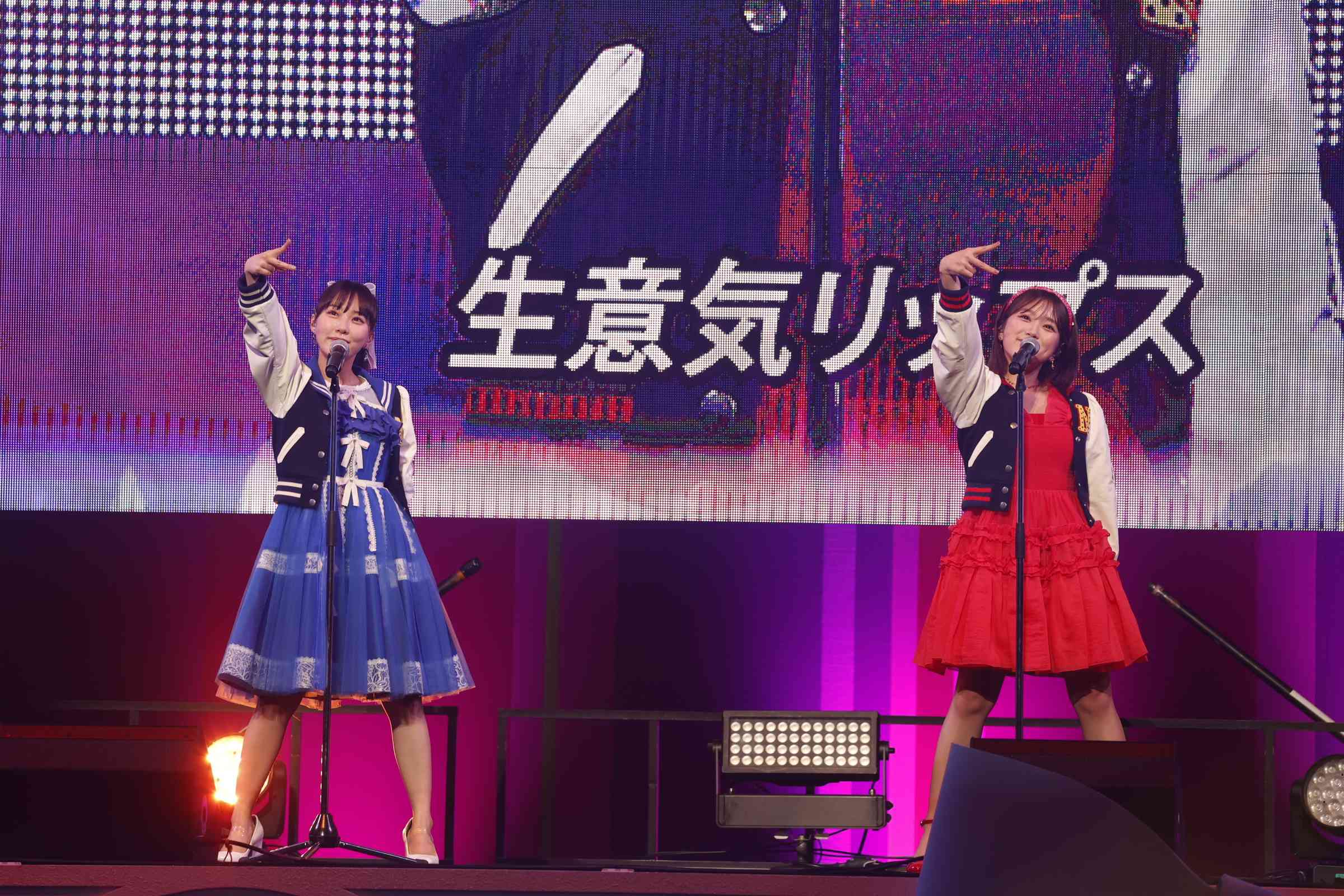卒業生の矢吹奈子（右）と２人のユニット曲「生意気リップス」を披露した田中美久（ⓒMercury）