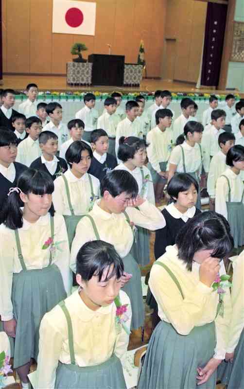 1993年、熊本市の白坪小の卒業式で「卒業式の歌」を合唱する当時の卒業生