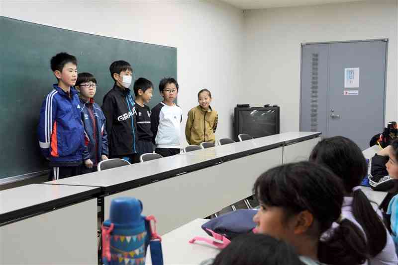 日本体育大に訪問した感想を発表する陸上クラブの小学生たち＝28日、水俣市