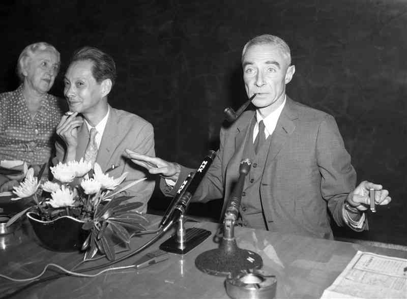 来日し記者会見するアメリカのオッペンハイマー博士（右）＝1960年、東京都内