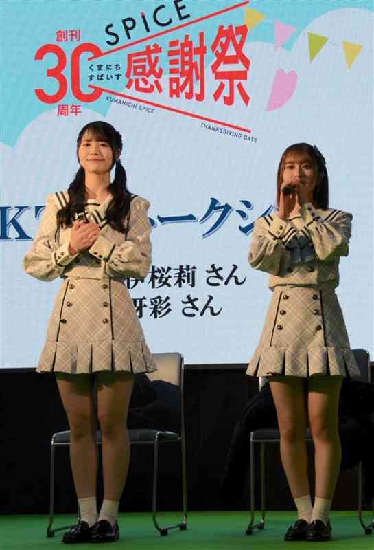 HKT48の森﨑冴彩さん（左）と田中伊桜莉さん＝3月23日、益城町