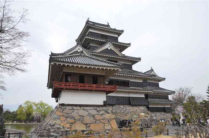 耐震補強の検討が進む松本城。乾小天守（右端）は震度6強以上で倒壊の危険がある（信濃毎日新聞社提供）