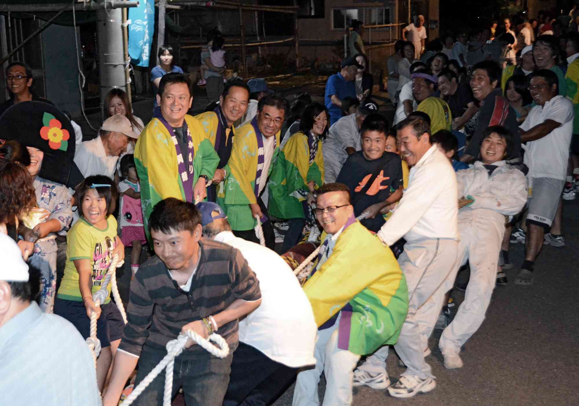 茂串地区の十五夜の大綱引きで懸命に綱を引く法被姿の高森町民ら＝2013年、天草市