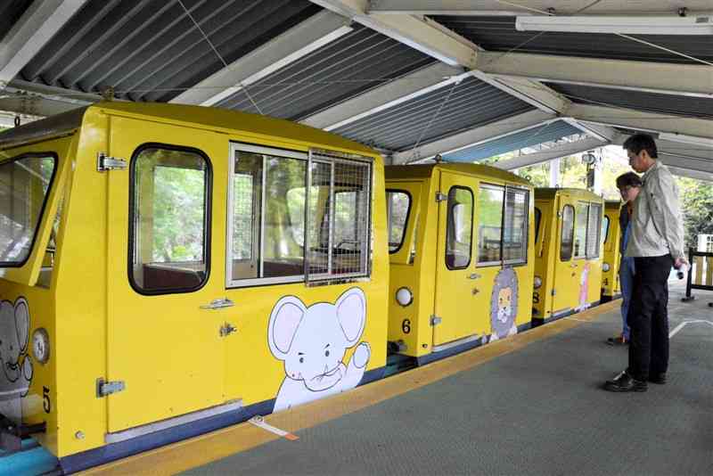 26日の運行再開を待つ熊本市動植物園のモノレール＝19日、熊本市東区